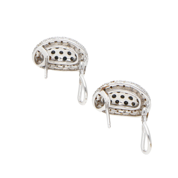 Aretes estilizados con diamantes en oro blanco 14 kilates.