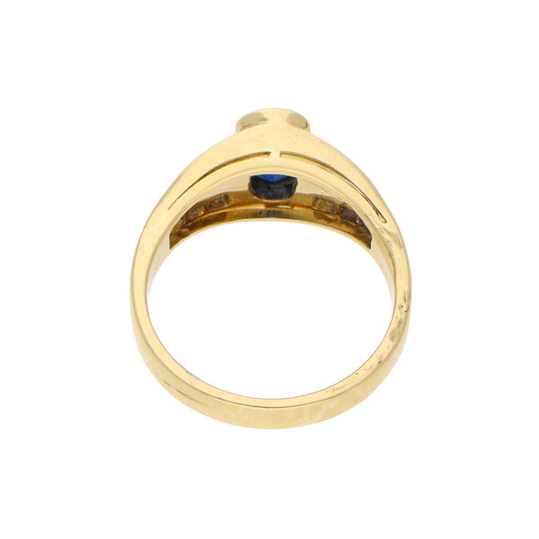 Anillo diseño especial con diamantes y sintético en oro amarillo 18 kilates.