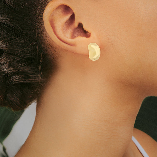 Aretes diseño especial firma Tiffany & Co en oro amarillo 18 kilates.