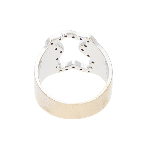 Anillo calado firma Tous con diamantes en oro blanco 18 kilates.