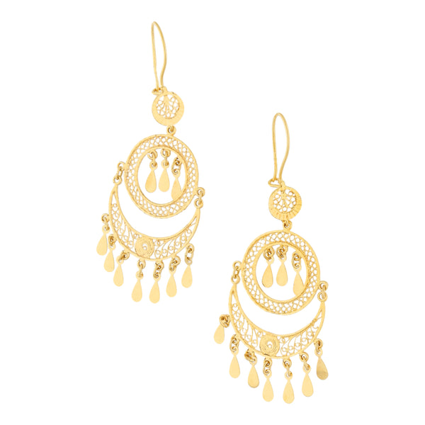 Aretes calados con colgantes en oro amarillo 18 kilates.