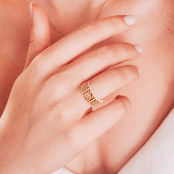 Anillo diseño especial con motivos de la suerte en oro rosa 18 kilates.