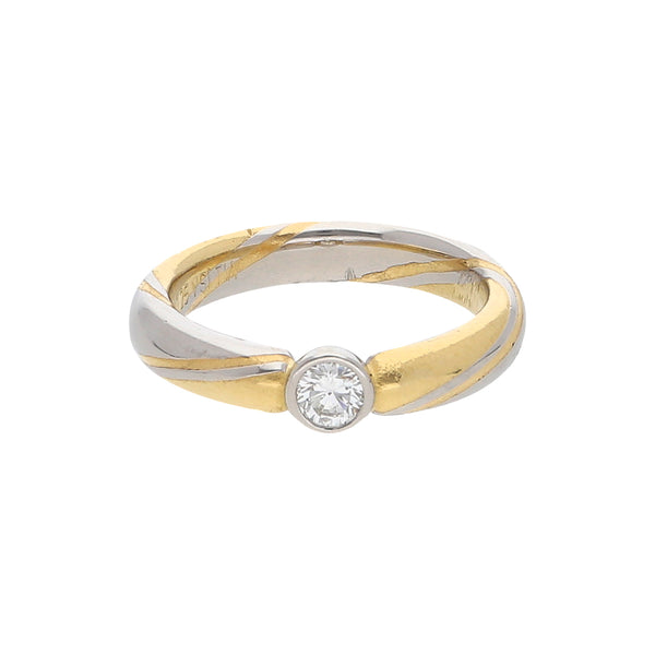 Anillo solitario con diamante en platino 950 y oro amarillo 18 kilates.