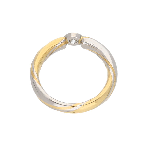 Anillo solitario con diamante en platino 950 y oro amarillo 18 kilates.