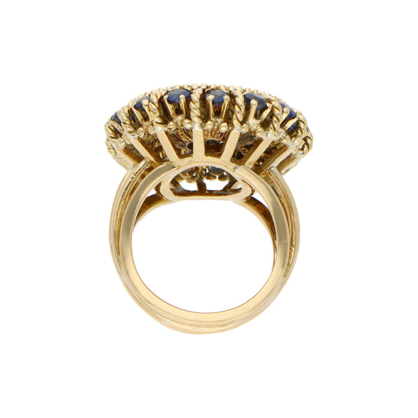 Anillo estilizado con diamantes y sintéticos en oro amarillo 18 kilates.