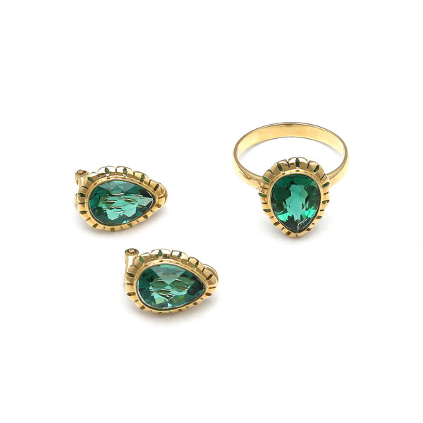 Juego de anillo y aretes calados con cuarzo verde en oro amarillo 14 kilates.