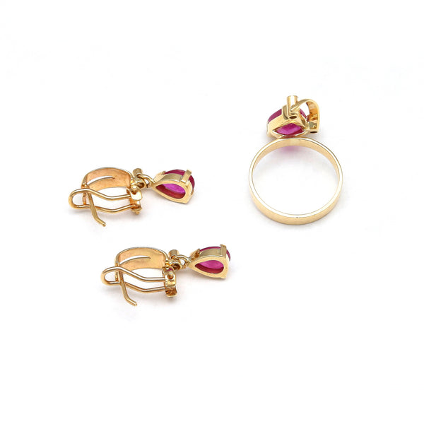 Juego de anillo y aretes calados con diamantes y zafiros rojos en oro amarillo 14 kilates.