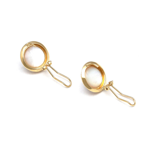 Aretes diseño especial con medias perlas en oro amarillo 14 kilates.