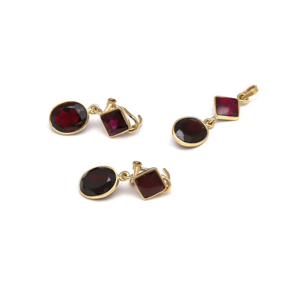 Juego de dije y aretes diseño especial con colgantes y granates en oro amarillo 14 kilates.