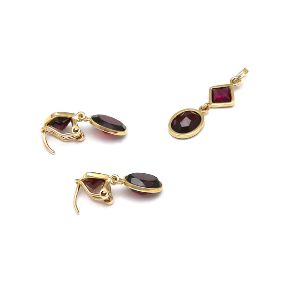 Juego de dije y aretes diseño especial con colgantes y granates en oro amarillo 14 kilates.
