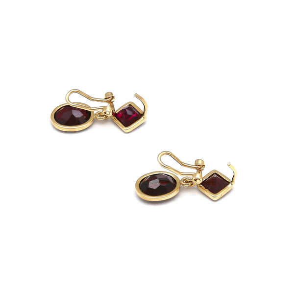 Juego de dije y aretes diseño especial con colgantes y granates en oro amarillo 14 kilates.