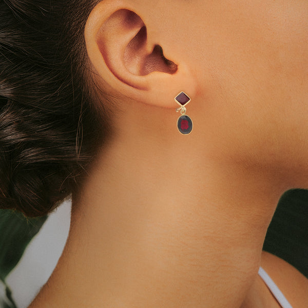 Juego de dije y aretes diseño especial con colgantes y granates en oro amarillo 14 kilates.