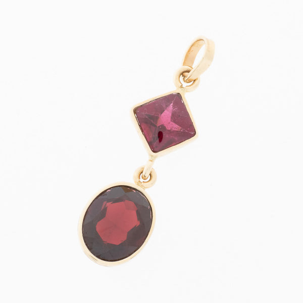 Juego de dije y aretes diseño especial con colgantes y granates en oro amarillo 14 kilates.