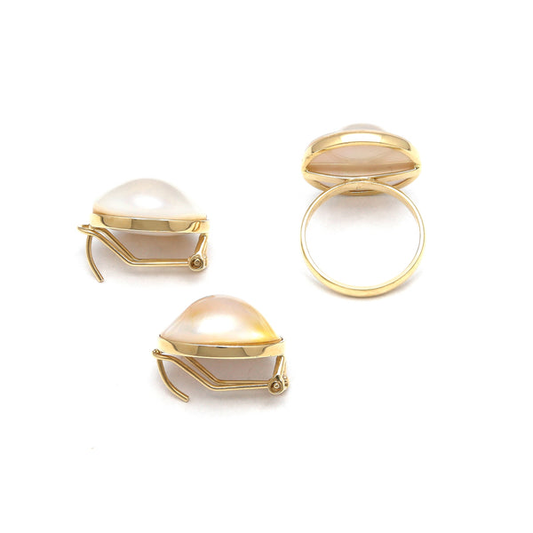 Juego de anillo y aretes estilizados con medias perlas blister en oro amarillo 14 kilates.