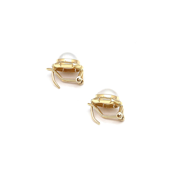 Aretes calados con medias perlas en oro amarillo 14 kilates.