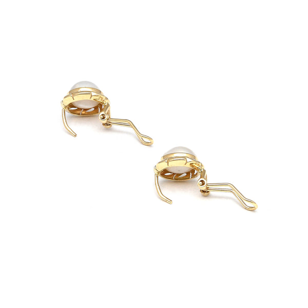 Aretes calados con medias perlas en oro amarillo 14 kilates.