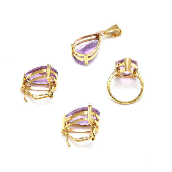 Juego de anillo, aretes y dije calados con amatistas lavanda en oro amarillo 14 kilates.