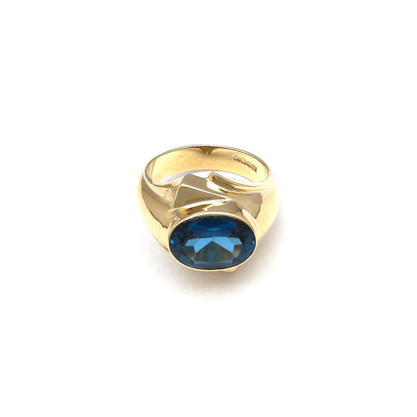 Anillo estilizado con topacio London blue en oro amarillo 14 kilates.