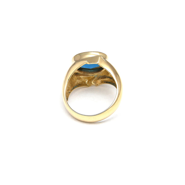 Anillo estilizado con topacio London blue en oro amarillo 14 kilates.