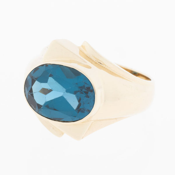 Anillo estilizado con topacio London blue en oro amarillo 14 kilates.