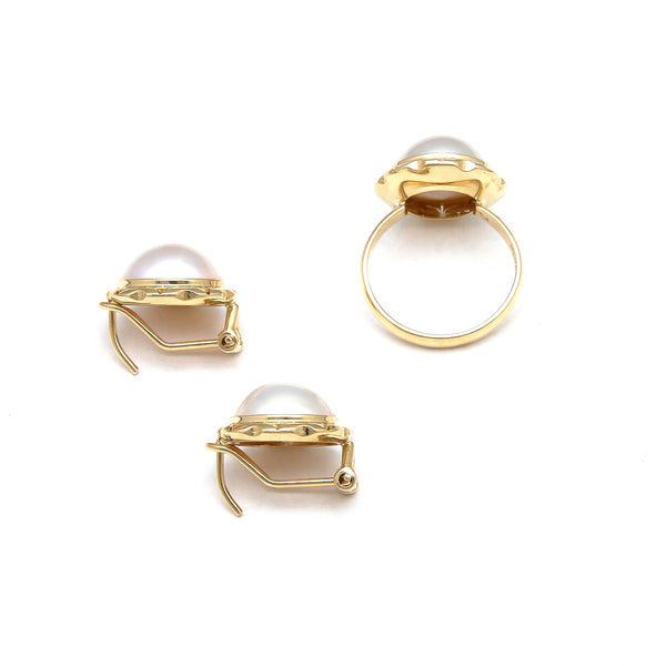 Juego de anillo y aretes calados con medias perlas en oro amarillo 14 kilates.