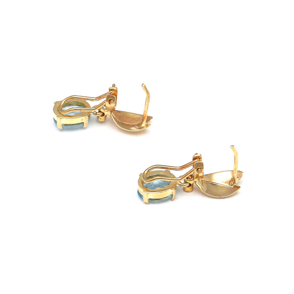 Juego de anillo y aretes estilizados con diamantes y topacios sky blue en oro amarillo 14 kilates.