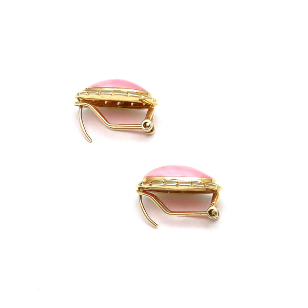 Aretes calados con medias perlas osmeña rosa en oro amarillo 14 kilates.