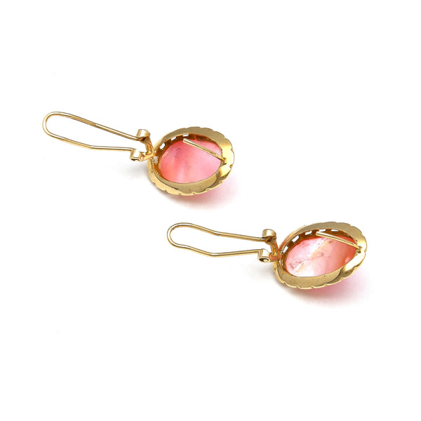 Aretes calados con medias perlas osmeña rosa en oro amarillo 14 kilates.