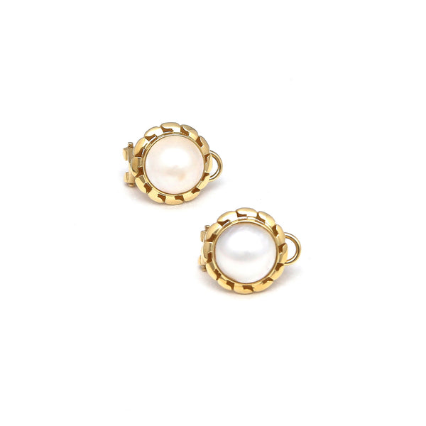 Aretes calados con medias perlas en oro amarillo 14 kilates.