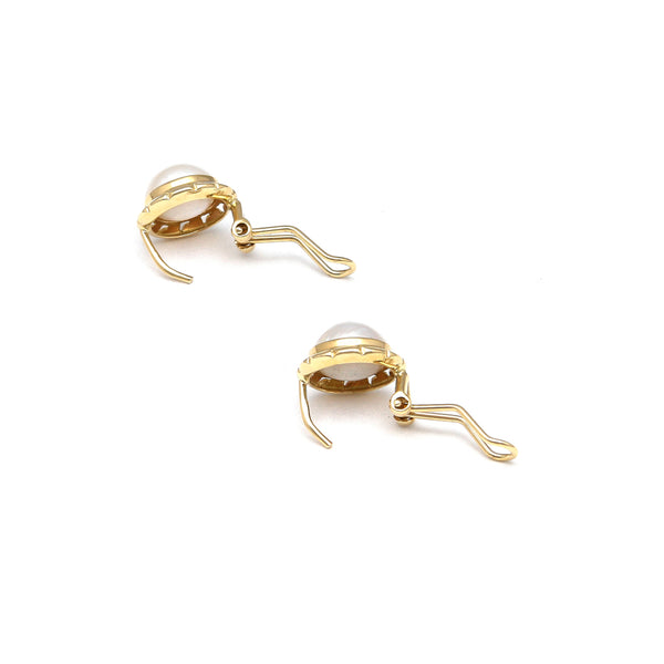 Aretes calados con medias perlas en oro amarillo 14 kilates.