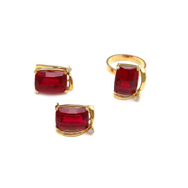 Juego de anillo y aretes calados con circonias y rubíes en oro amarillo 14 kilates.