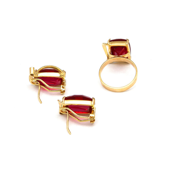 Juego de anillo y aretes calados con circonias y rubíes en oro amarillo 14 kilates.