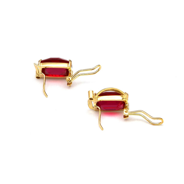 Juego de anillo y aretes calados con circonias y rubíes en oro amarillo 14 kilates.