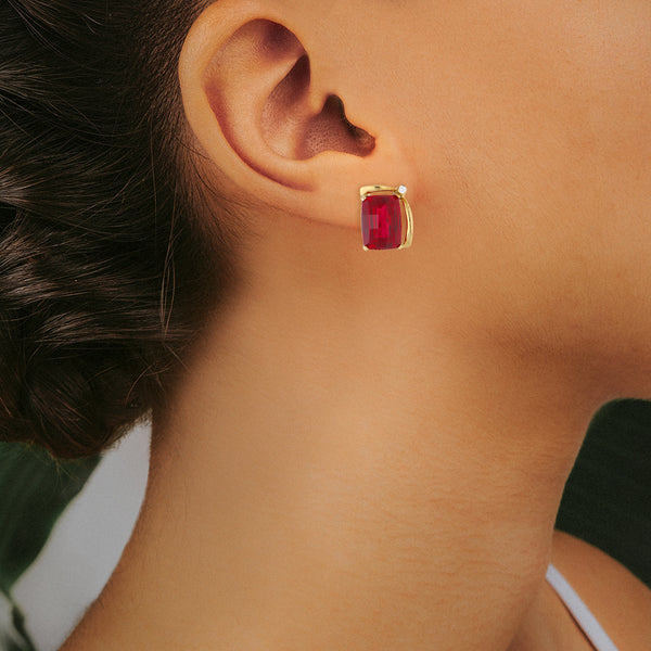 Juego de anillo y aretes calados con circonias y rubíes en oro amarillo 14 kilates.