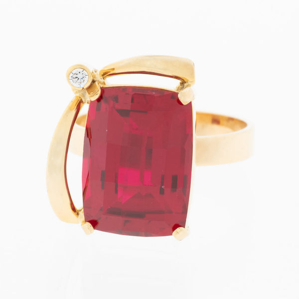 Juego de anillo y aretes calados con circonias y rubíes en oro amarillo 14 kilates.