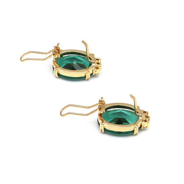 Aretes estilizados con diamantes y cuarzo verde en oro amarillo 14 kilates.