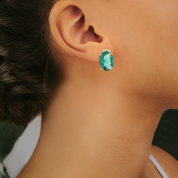 Aretes estilizados con diamantes y cuarzo verde en oro amarillo 14 kilates.
