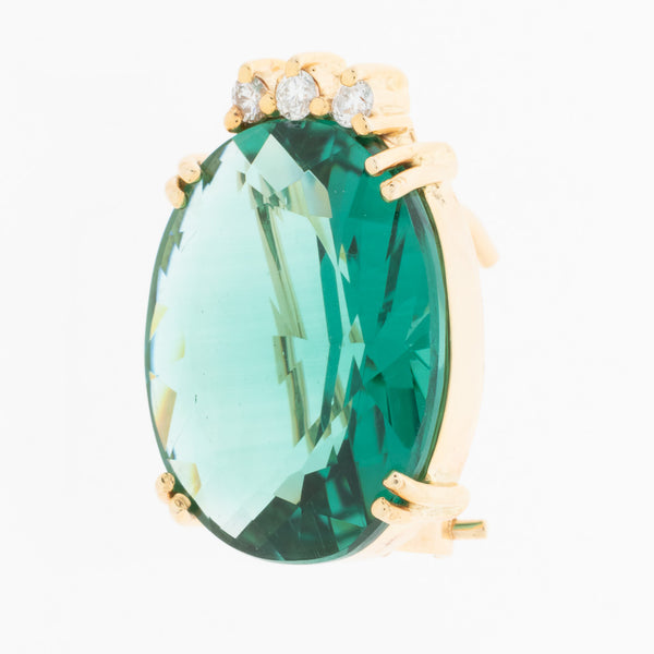 Aretes estilizados con diamantes y cuarzo verde en oro amarillo 14 kilates.