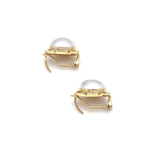 Aretes calados con medias perlas en oro amarillo 14 kilates.