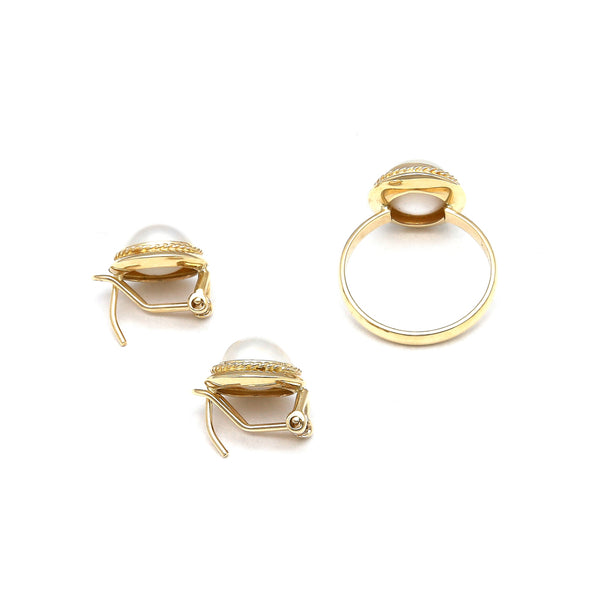 Juego de anillo y aretes diseño especial con medias perlas en oro amarillo 14 kilates.