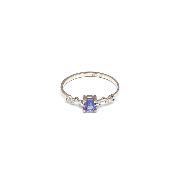 Anillo estilizado con diamantes y zafiro morado en oro blanco 14 kilates.