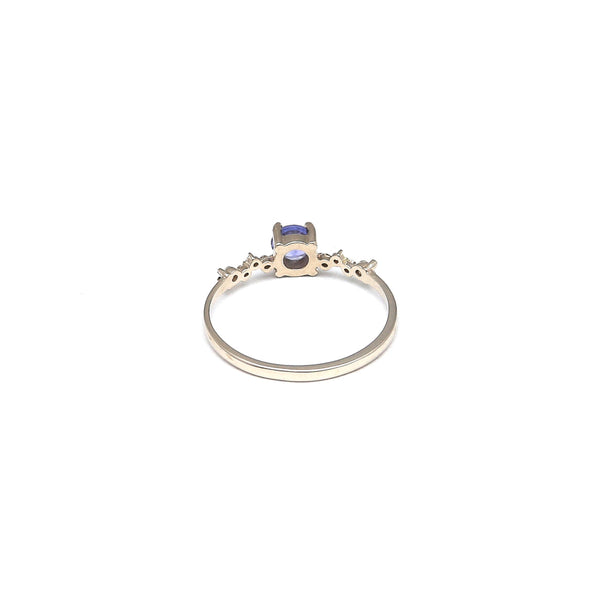 Anillo estilizado con diamantes y zafiro morado en oro blanco 14 kilates.