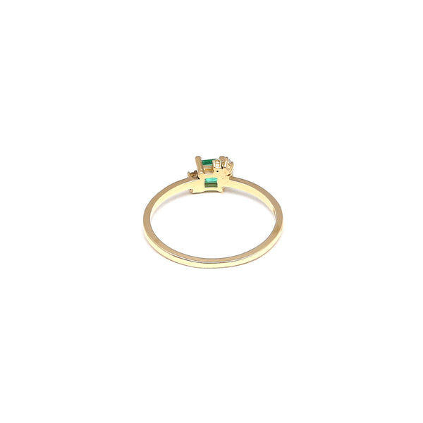 Anillo diseño especial con diamantes y esmeralda en oro amarillo 14 kilates.