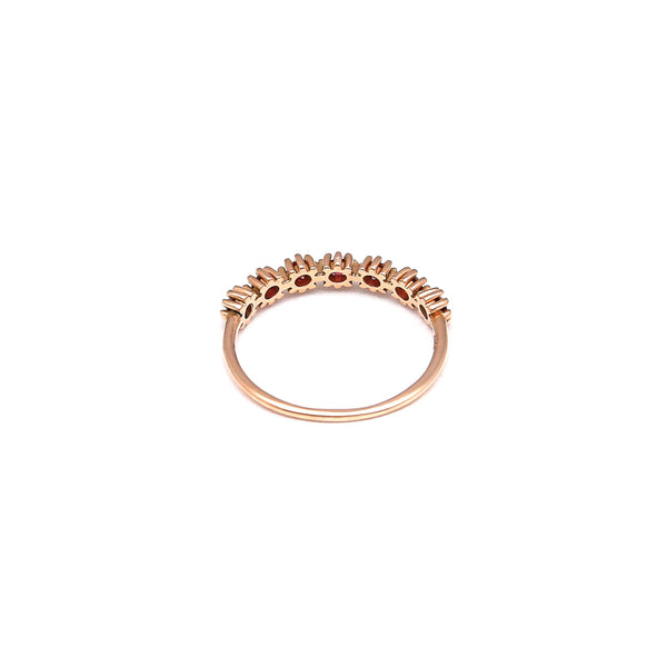 Anillo estilizado con granates rodolita en oro rosa 14 kilates.