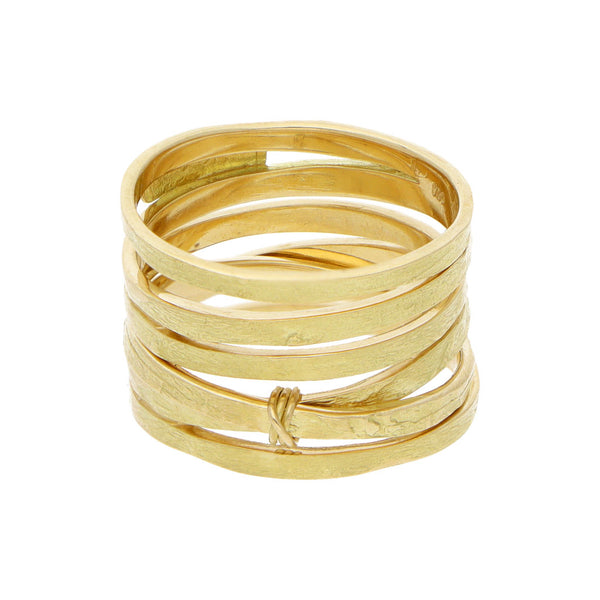 Anillo diseño especial en oro amarillo 18 kilates.