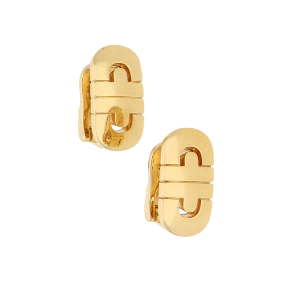 Aretes calados firma Bulgari en oro amarillo 18 kilates.