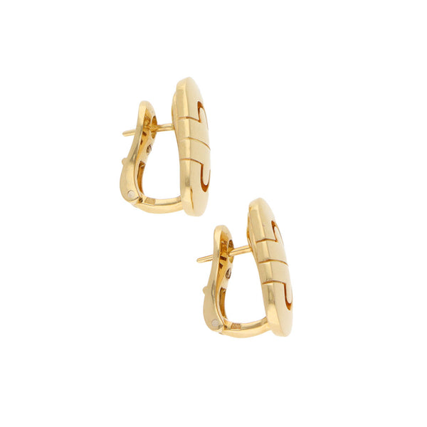 Aretes calados firma Bulgari en oro amarillo 18 kilates.