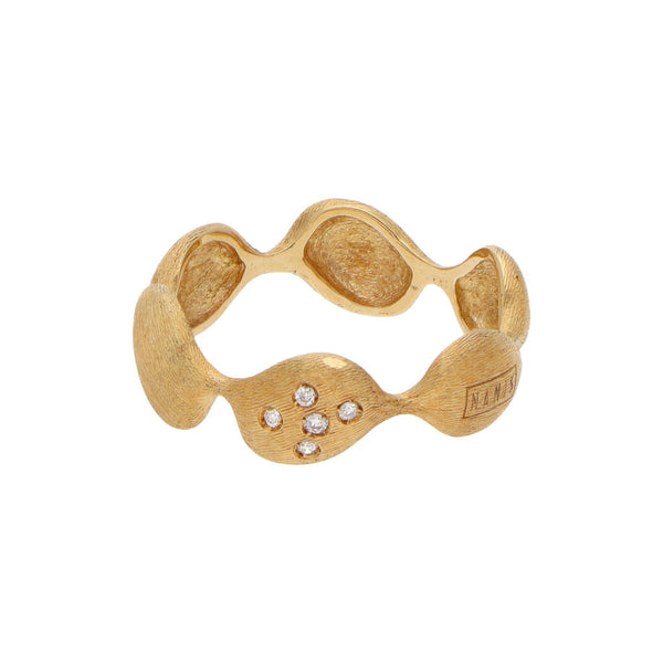 Anillo ondulado con diamantes en oro amarillo 18 kilates.