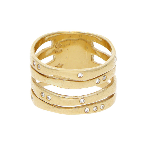 Anillo diseño especial con diamantes en oro amarillo 18 kilates.