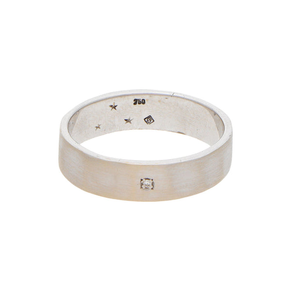 Argolla facetada con diamante en oro blanco 18 kilates.